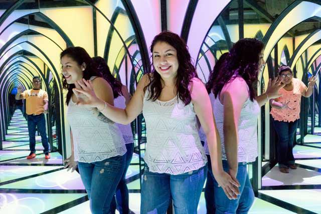 Amazing Mirror Maze Escape